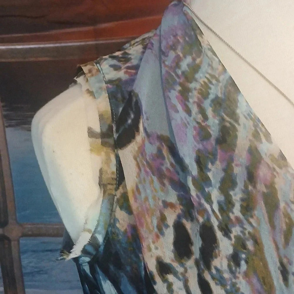 5/$25 Simply very Wang criss cross blue hues animal print sleeveless blouse - Picture 5 of 8